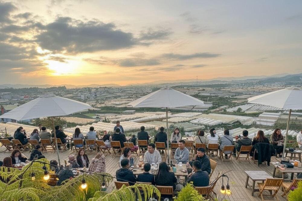 Từ xóm Lèo có thể nhìn toàn cảnh làng hoa Thái Phiên bên dưới